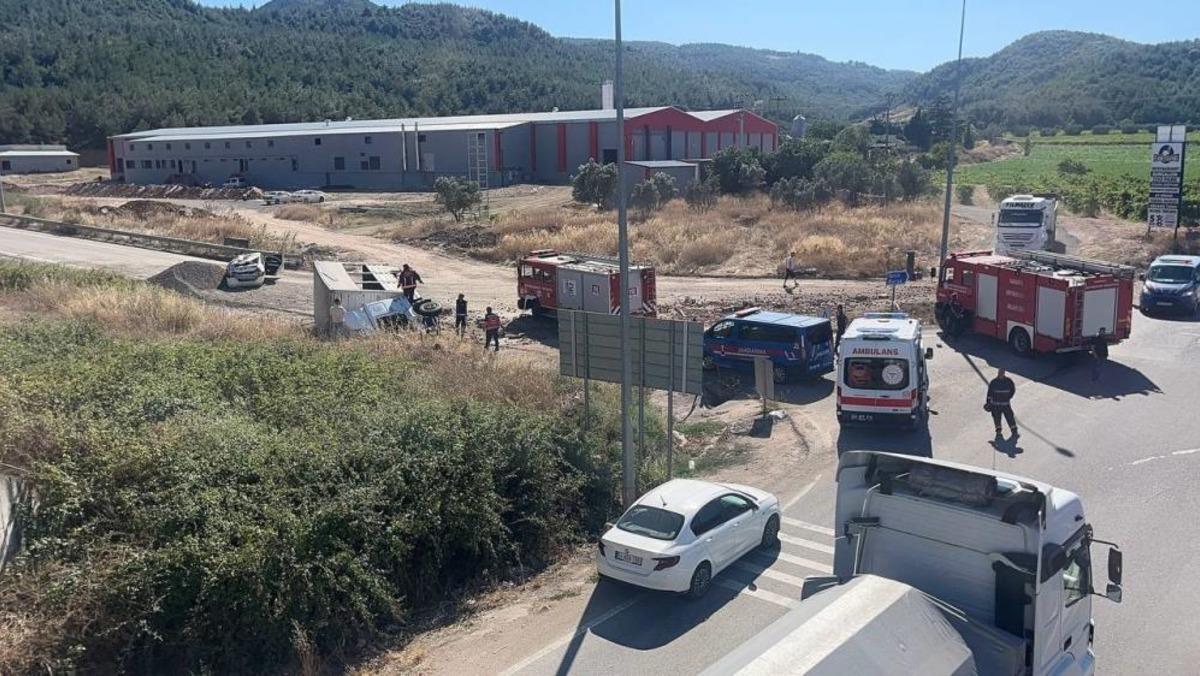 Freni patlayan şeftali yüklü kamyon, otomobilin üzerine devrildi: 6 yaralı 3
