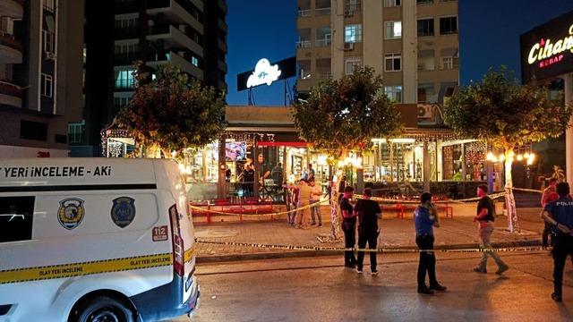Kebapçıya kurşun yağdırdılar: Yemek yiyen 4 kişi yaralandı