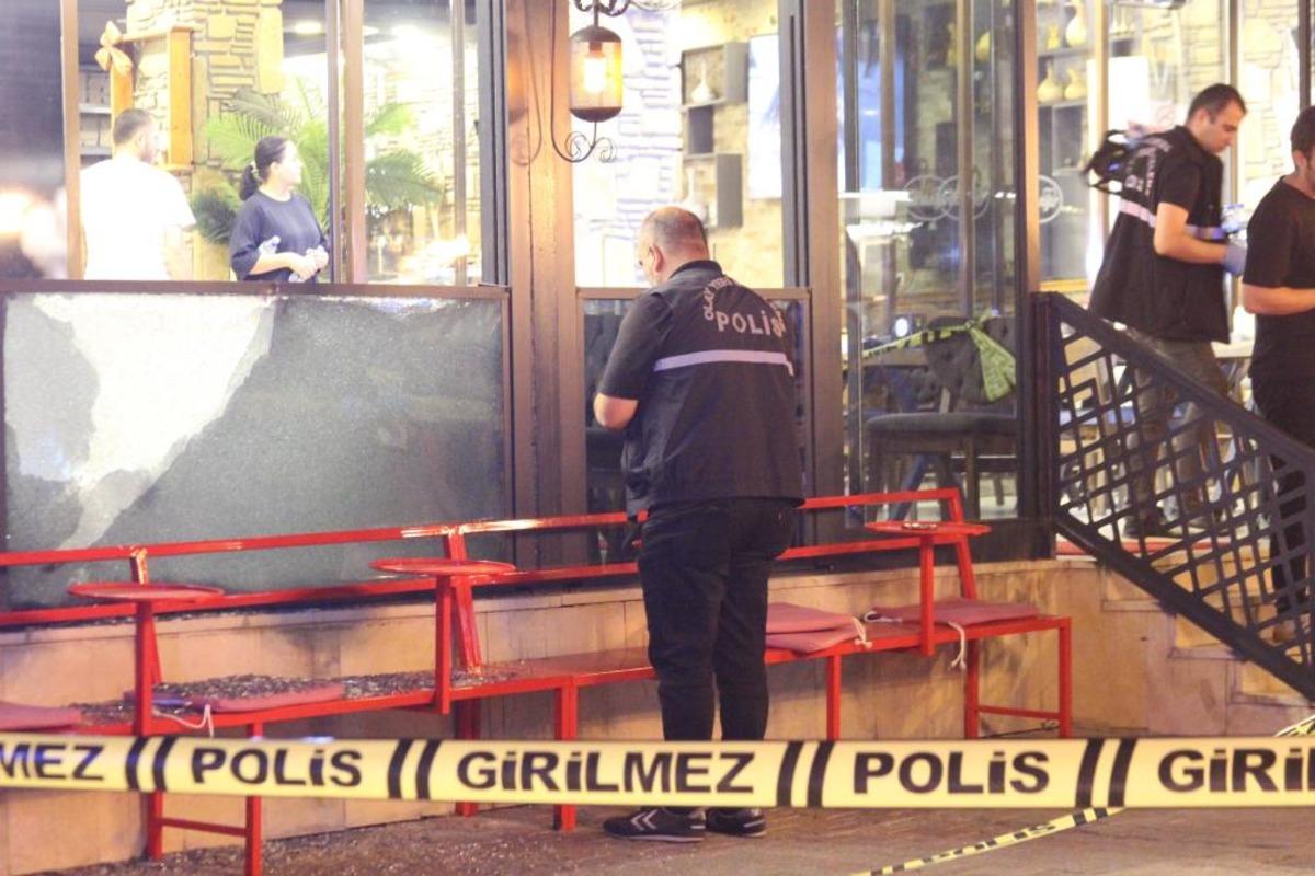 Kebap&ccedil;ıya kurşun yağdırdılar: Yemek yiyen 4 kişi yaralandı 2