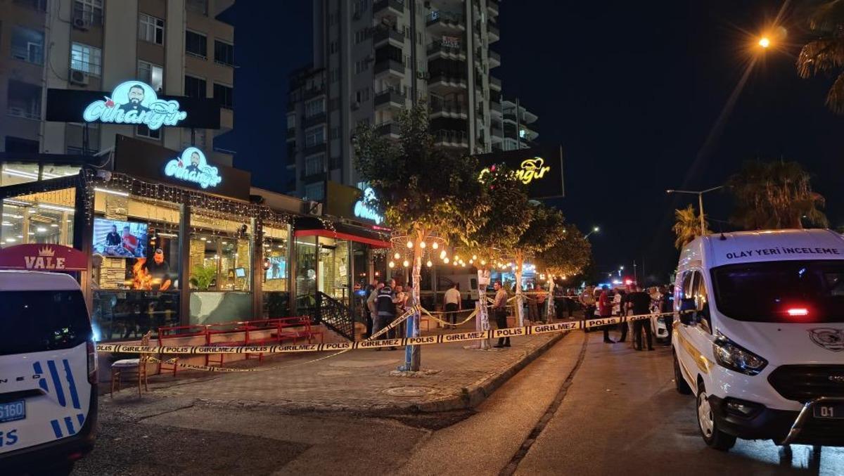 Kebap&ccedil;ıya kurşun yağdırdılar: Yemek yiyen 4 kişi yaralandı 3