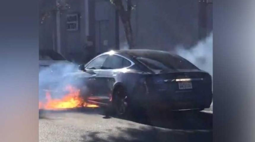 Tesla Model S yandı!
