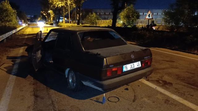 Kontrolden &ccedil;ıkan ara&ccedil; ref&uuml;je &ccedil;arptı: S&uuml;r&uuml;c&uuml; yaralandı 2