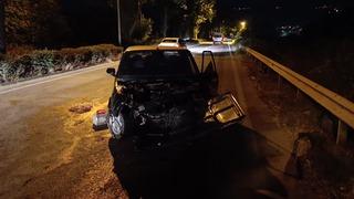 Kontrolden çıkan araç refüje çarptı: Sürücü yaralandı