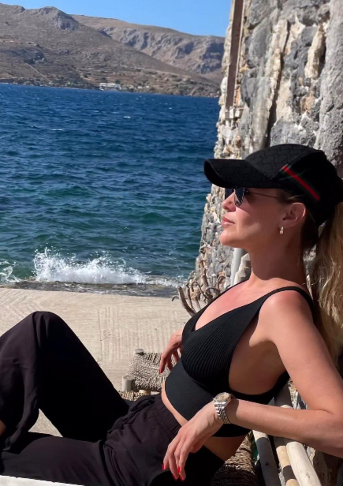 Emine &Uuml;n eski eşiyle Bodrum da tatilde! Fit haline bir bakan bir daha baktı 1