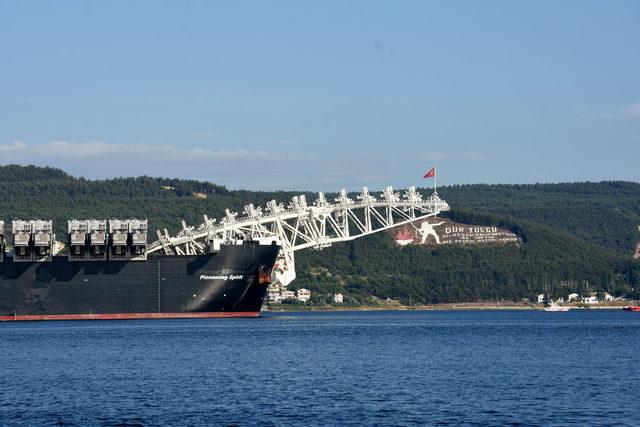 Dev gemi, Çanakkale Boğazı'ndan geçti