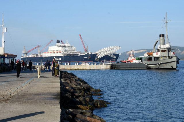 Dev gemi, Çanakkale Boğazı'ndan geçti