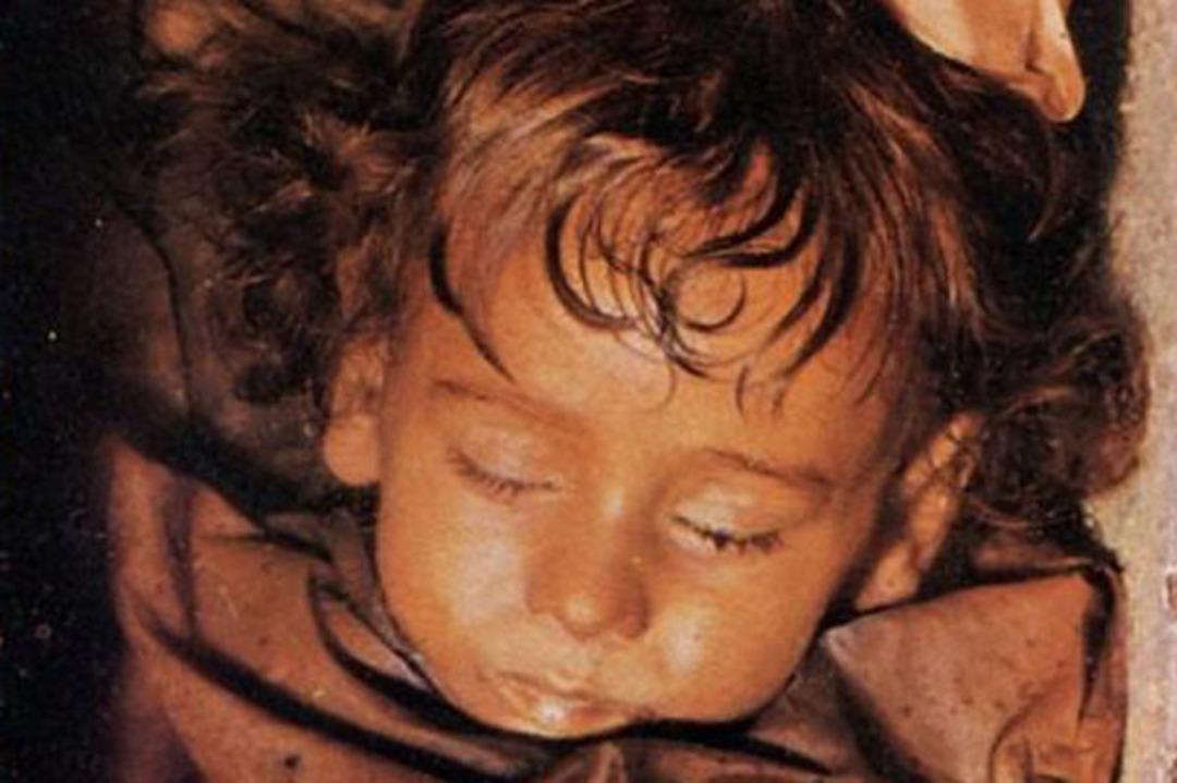 Mumya 100 yıl sonra g&ouml;zlerini a&ccedil;tı! Bu iddia olay yarattı