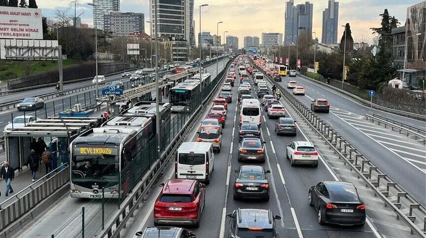 İstanbul'da bazı yollar trafiğe kapatılacak: &Ouml;ğlen saatine dikkat!