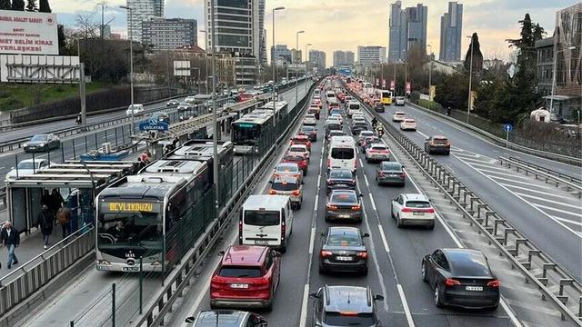İstanbul'da bazı yollar trafiğe kapatılacak: Öğlen saatine dikkat!