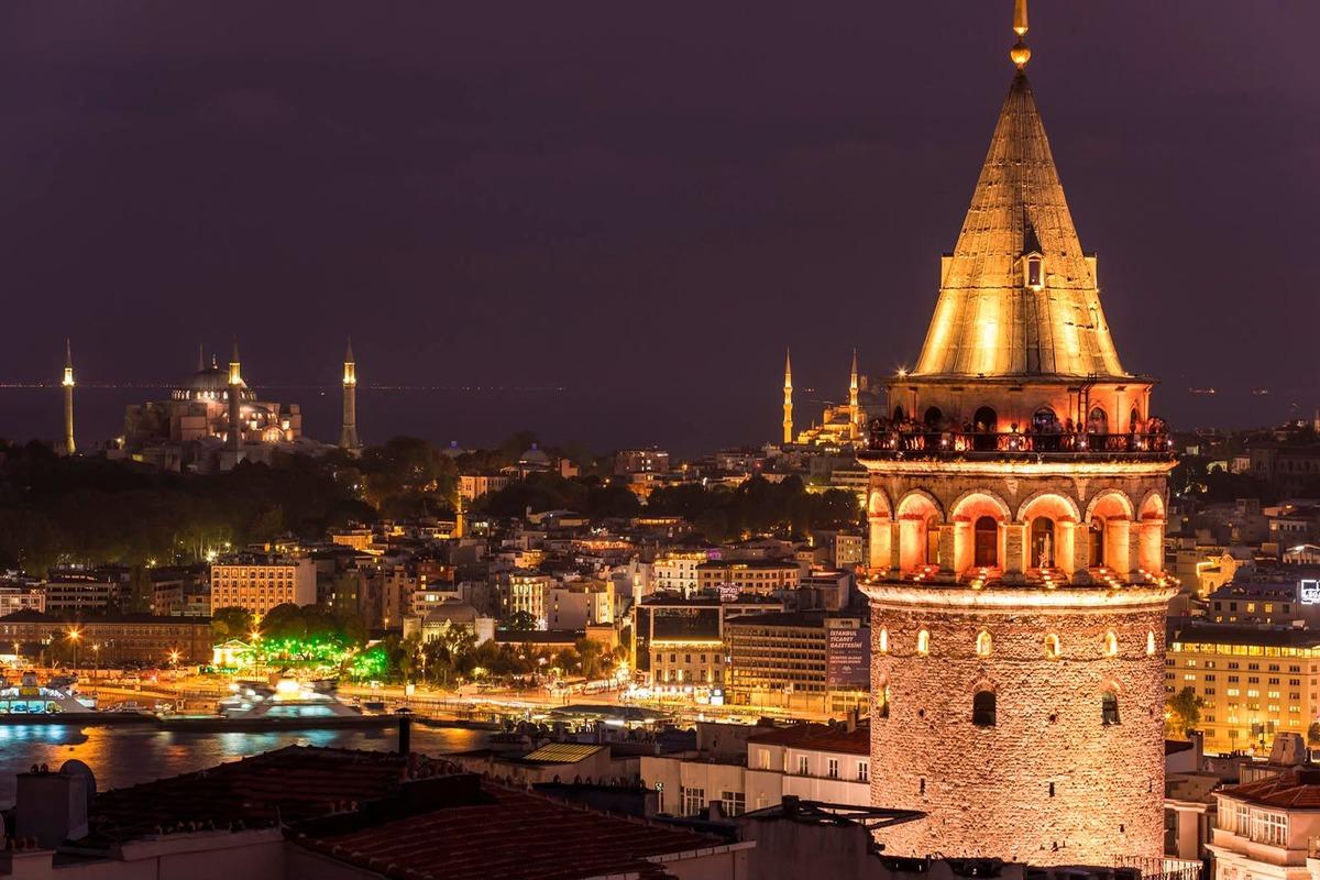 Bakan Ersoy ilk 6 aylık turizm verilerini a&ccedil;ıkladı: Savaşın g&ouml;lgesinde turizmden 25,7 milyar dolar 12