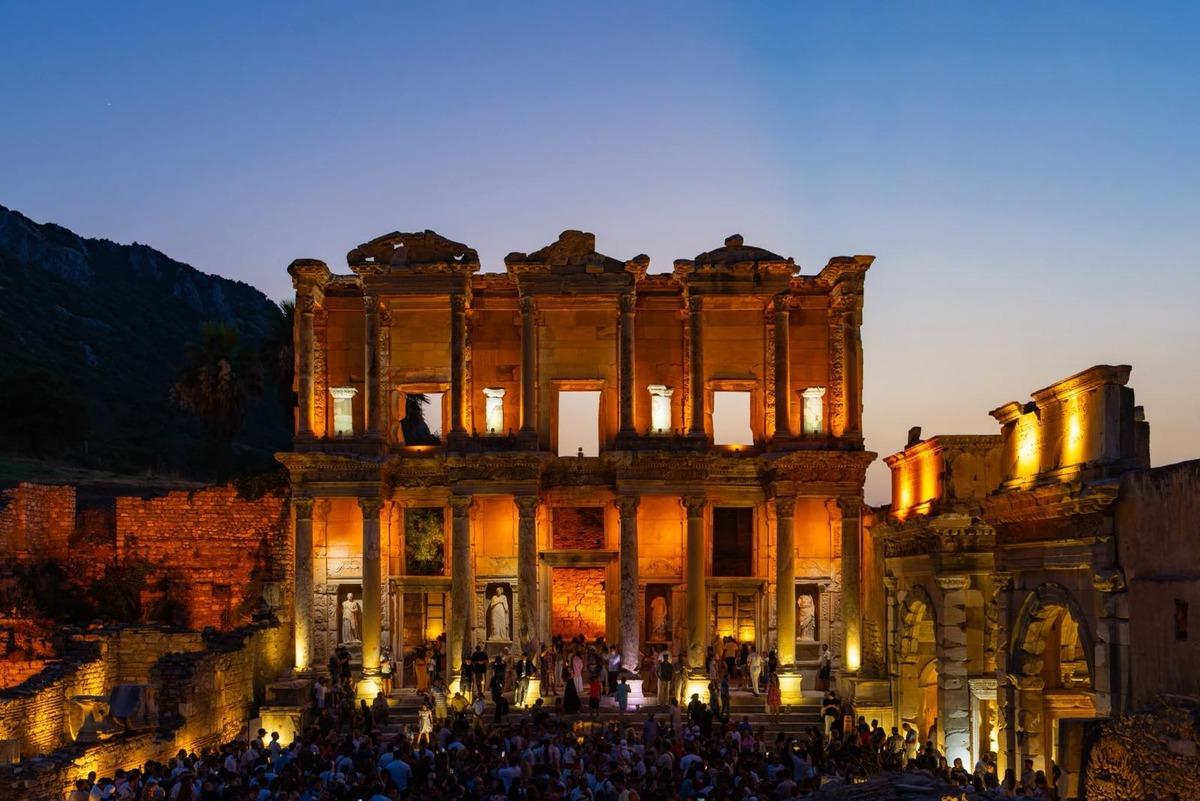 Bakan Ersoy ilk 6 aylık turizm verilerini a&ccedil;ıkladı: Savaşın g&ouml;lgesinde turizmden 25,7 milyar dolar 3