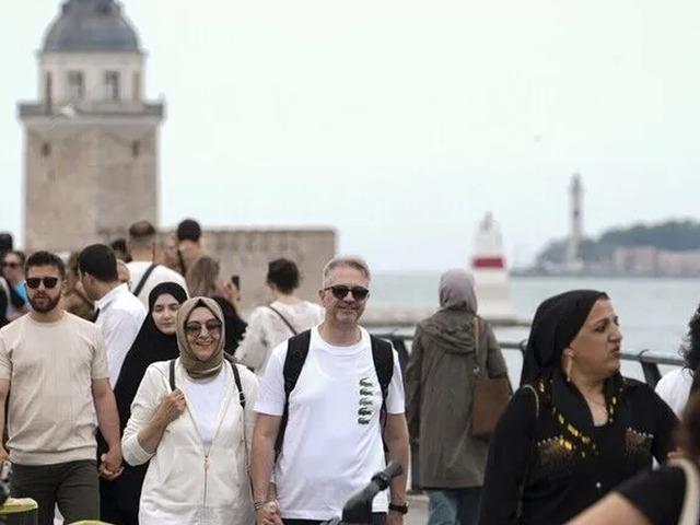 T&uuml;rkiye'nin turizm geliri yılın ikinci &ccedil;eyreğinde yıllık bazda y&uuml;zde 2,6 azaldı