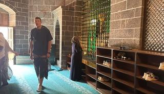 Diyarbakır'da Fransız turistten cami adabı hassasiyeti