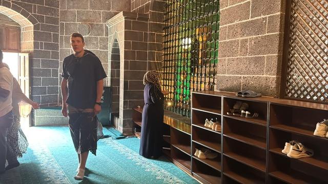 Diyarbakır'da Fransız turistten cami adabı hassasiyeti: Kapıdaki tülbenti aldı, yaptığı hareket beğeni topladı