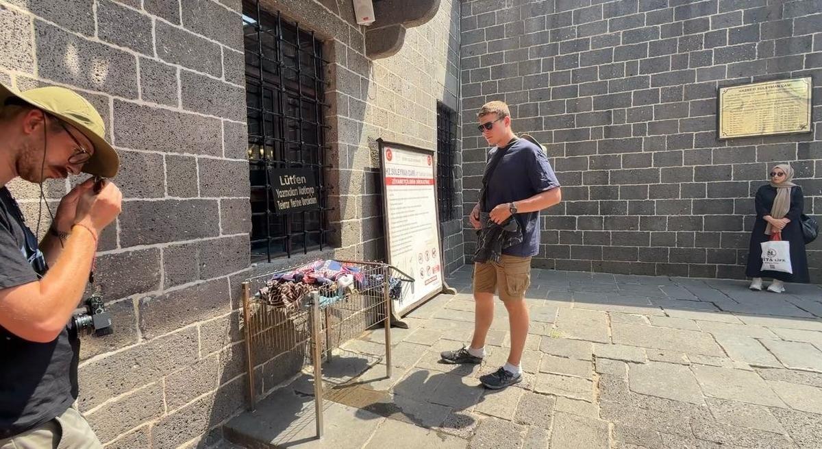 Diyarbakır da Fransız turistten cami adabı hassasiyeti: Kapıdaki tülbenti aldı, yaptığı hareket beğeni topladı 1