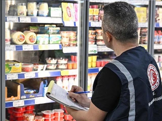 Et &uuml;r&uuml;nlerinde at eti, sal&ccedil;ada gıda boyası... Bakanlık yeni taklit ve tağşiş listesini a&ccedil;ıkladı