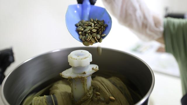 Fındıktan ilham alıp kabak çekirdeğinden üretti, yurt dışından talep geldi