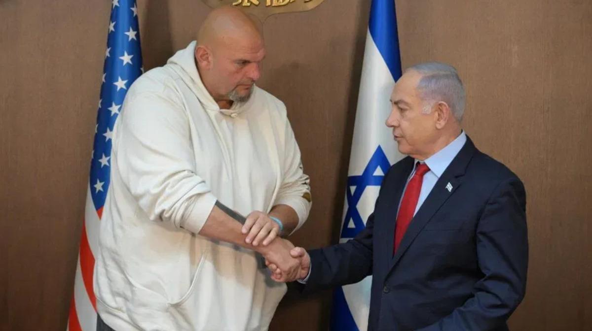 Resmi g&ouml;r&uuml;şmede tuhaf g&ouml;r&uuml;nt&uuml;ler: Netanyahu&rsquo;nun karşısına şortla &ccedil;ıktı, bacak bacak &uuml;st&uuml;ne atıp telefonuyla ilgilendi 4