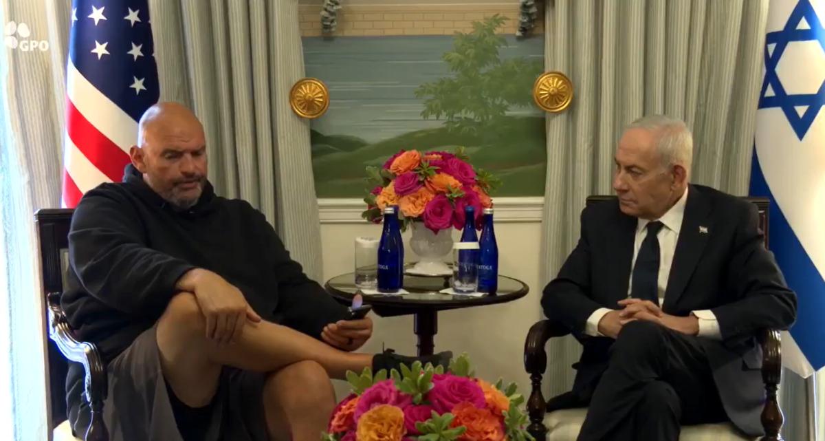 Resmi g&ouml;r&uuml;şmede tuhaf g&ouml;r&uuml;nt&uuml;ler: Netanyahu&rsquo;nun karşısına şortla &ccedil;ıktı, bacak bacak &uuml;st&uuml;ne atıp telefonuyla ilgilendi 2