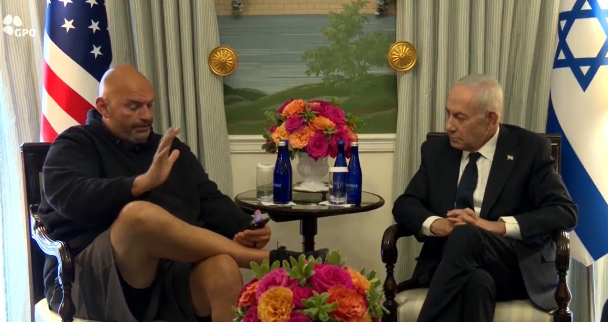 Resmi g&ouml;r&uuml;şmede tuhaf g&ouml;r&uuml;nt&uuml;ler: Netanyahu&rsquo;nun karşısına şortla &ccedil;ıktı, bacak bacak &uuml;st&uuml;ne atıp telefonuyla ilgilendi 3