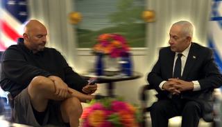 Resmi g&ouml;r&uuml;şmede tuhaf g&ouml;r&uuml;nt&uuml;ler: Netanyahu&rsquo;nun karşısına şortla &ccedil;ıktı, bacak bacak &uuml;st&uuml;ne atıp telefonuyla ilgilendi