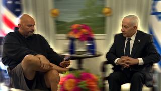 Resmi görüşmede tuhaf görüntüler: Netanyahu’nun karşısına şortla çıktı, bacak bacak üstüne atıp telefonuyla ilgilendi