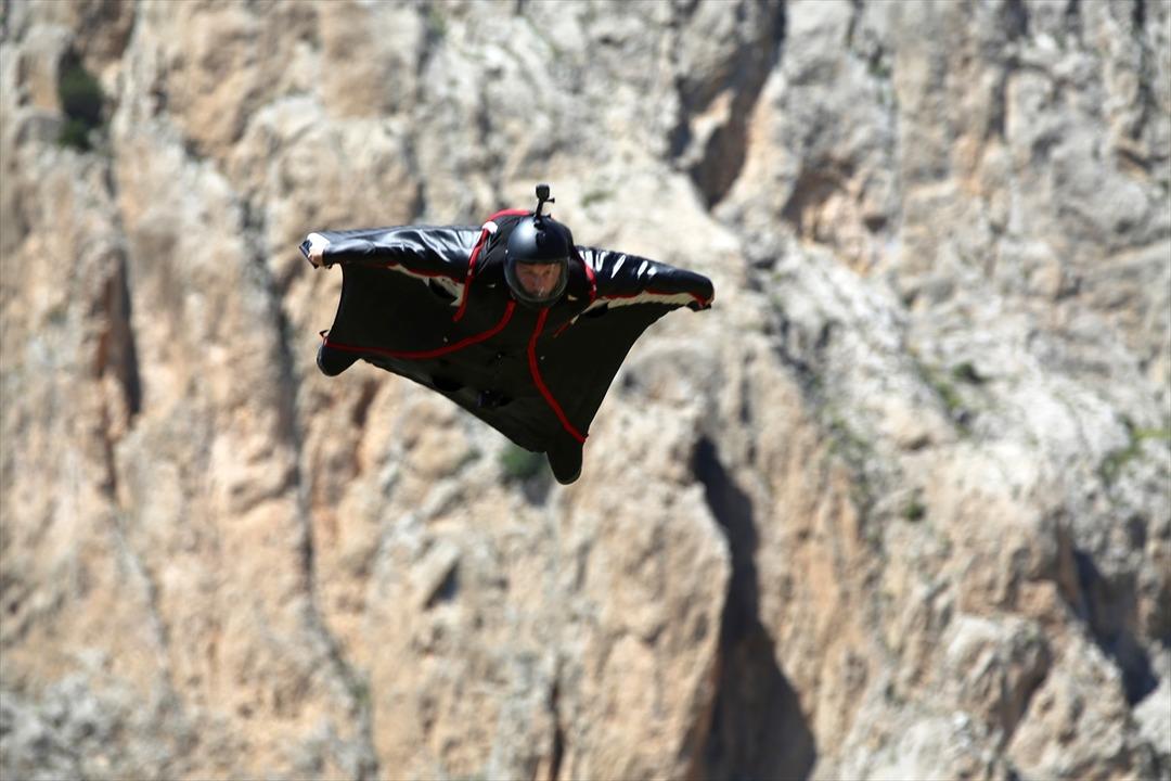 'Yarasa kanatlar' 200 kilometre hızla atladı