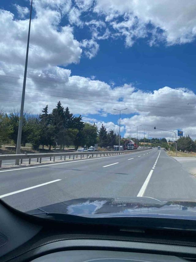 Kırklareli girişinde tır devrildi 3