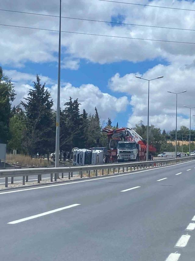 Kırklareli girişinde tır devrildi 2