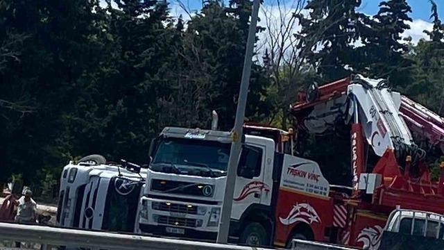 Kırklareli girişinde tır devrildi
