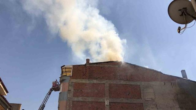 Elazığ’da 5 katlı binanın çatısında yangın: 1 kişi dumandan etkilendi 1