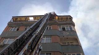 Elazığ’da 5 katlı binanın çatısında yangın: 1 kişi dumandan etkilendi