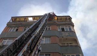 Elazığ&rsquo;da 5 katlı binanın &ccedil;atısında yangın: 1 kişi dumandan etkilendi