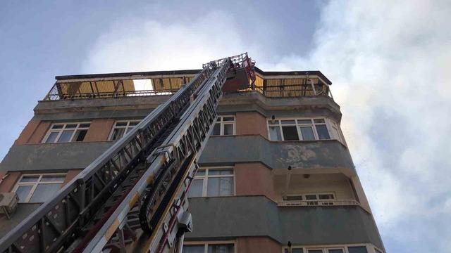 Elazığ’da 5 katlı binanın çatısında yangın: 1 kişi dumandan etkilendi