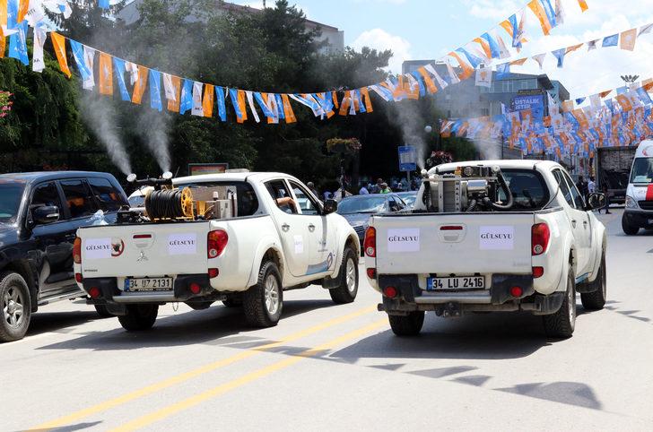 Van'da, Erdoğan'ın mitingi öncesi sokaklara gül suyu sıkıldı