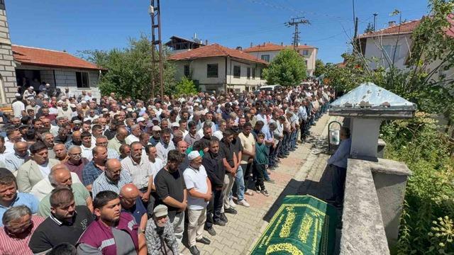 Kazada &ouml;len tır s&uuml;r&uuml;c&uuml;s&uuml; toprağa verildi 1