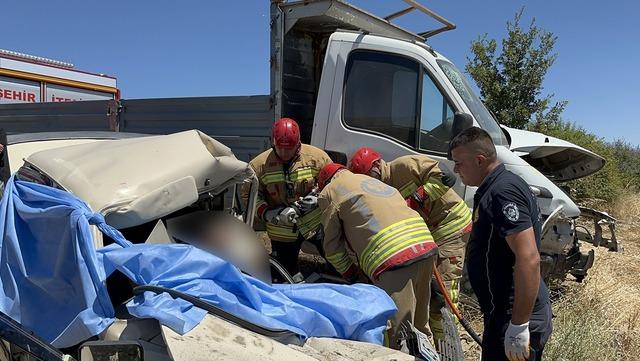 Otomobil ile kamyonet kafa kafaya çarpıştı; 1 ölü 1 yaralı 7