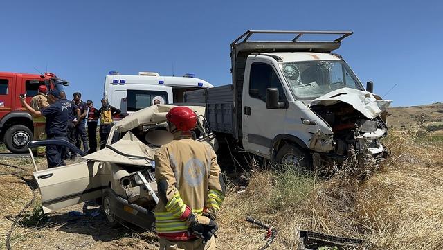 Otomobil ile kamyonet kafa kafaya çarpıştı; 1 ölü 1 yaralı 6