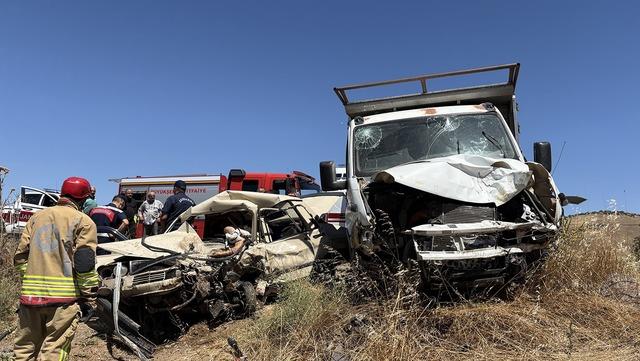 Otomobil ile kamyonet kafa kafaya çarpıştı; 1 ölü 1 yaralı 5