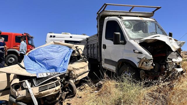 Otomobil ile kamyonet kafa kafaya çarpıştı; 1 ölü 1 yaralı 3