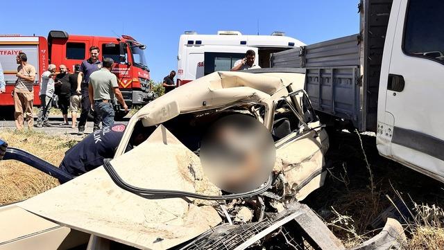 Otomobil ile kamyonet kafa kafaya çarpıştı; 1 ölü 1 yaralı 2