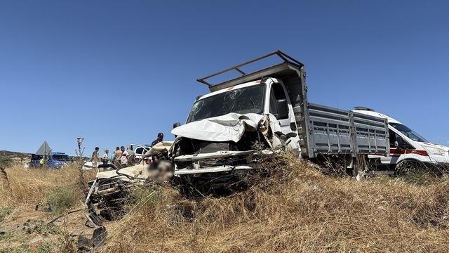Otomobil ile kamyonet kafa kafaya çarpıştı; 1 ölü 1 yaralı