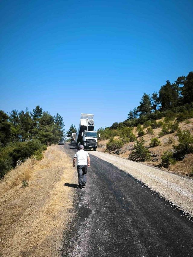 Lapseki&rsquo;de k&ouml;y yolları asfalt &ccedil;alışmaları devam ediyor 3