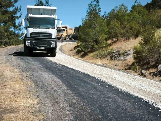 Lapseki&rsquo;de k&ouml;y yolları asfalt &ccedil;alışmaları devam ediyor 2