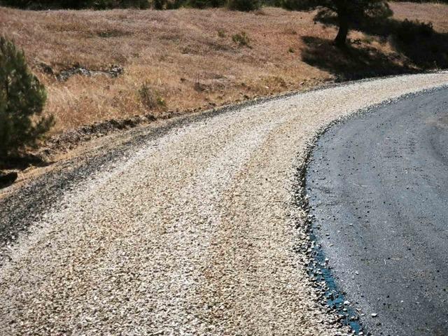 Lapseki&rsquo;de k&ouml;y yolları asfalt &ccedil;alışmaları devam ediyor 1