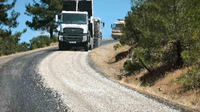 Lapseki’de köy yolları asfalt çalışmaları devam ediyor