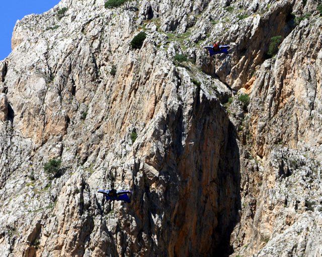 200 kilometre hızla izleyenlerin üzerinden uçtular