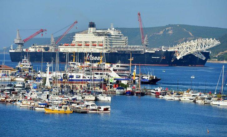 Dünyanın en büyük inşaat gemisi Çanakkale Boğazı'ndan geçti  G3