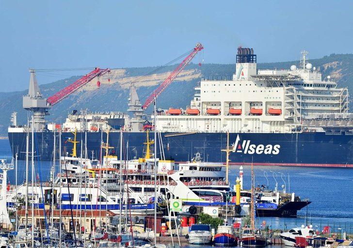 Dünyanın en büyük inşaat gemisi Çanakkale Boğazı'ndan geçti  G4