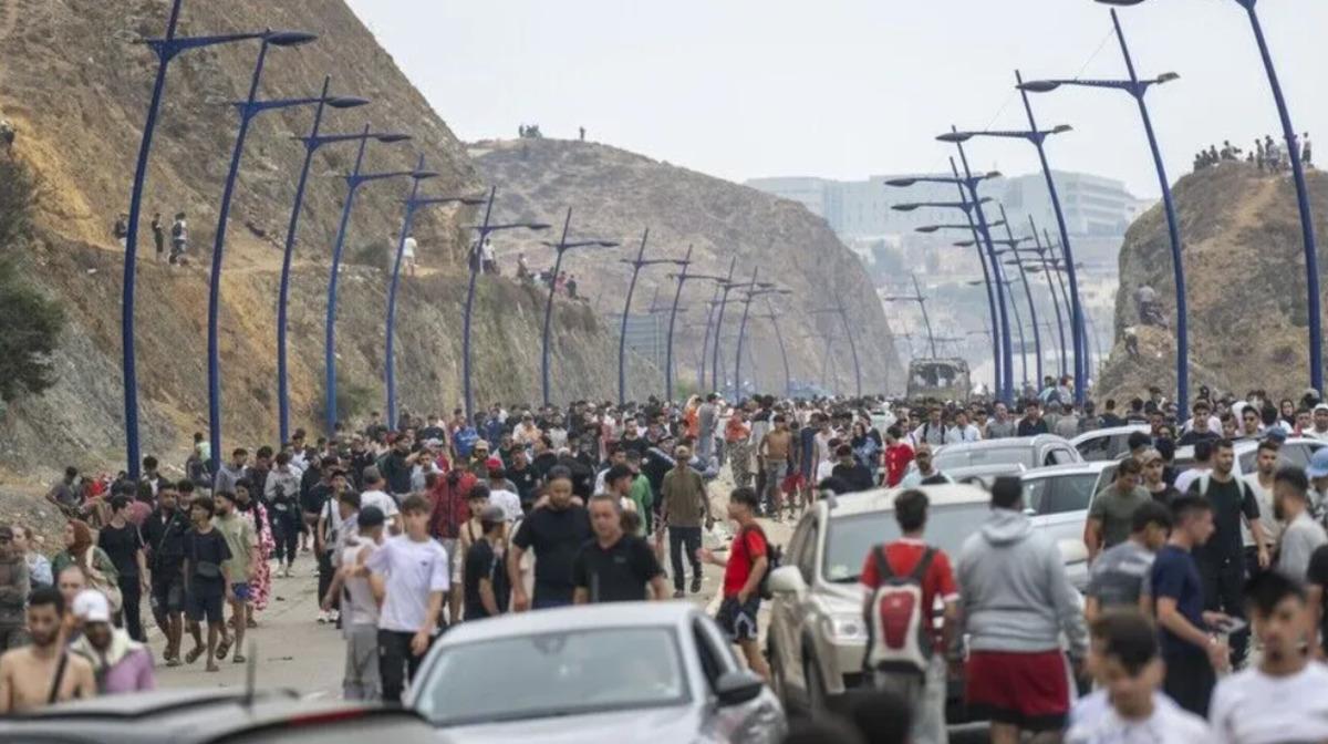 Bu g&ouml;r&uuml;nt&uuml;ler g&uuml;ndem oldu: "Etrafımı sardılar, korkuyorum! İstila altındayız" 1